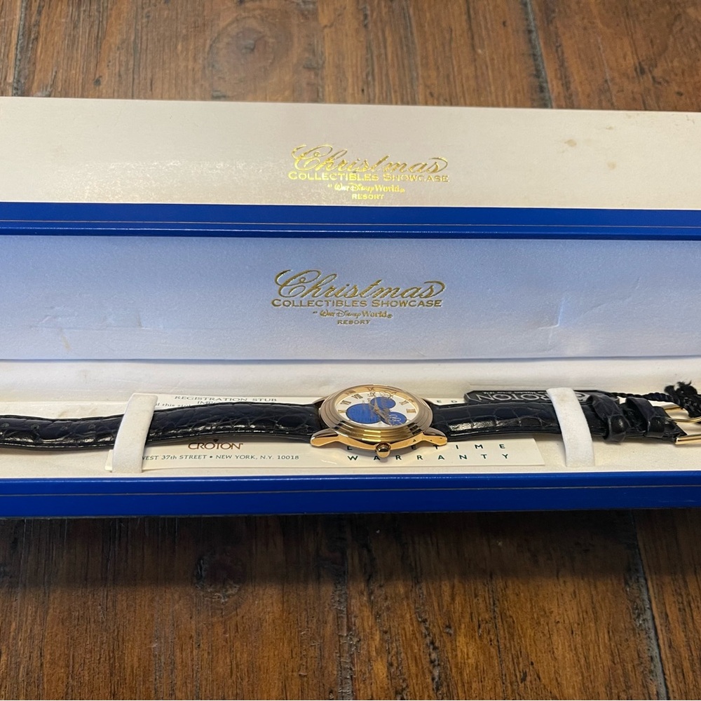 Croton‎ Christmas Collection Showcase '99 Disney Mickey Mouse Leather Band Watch